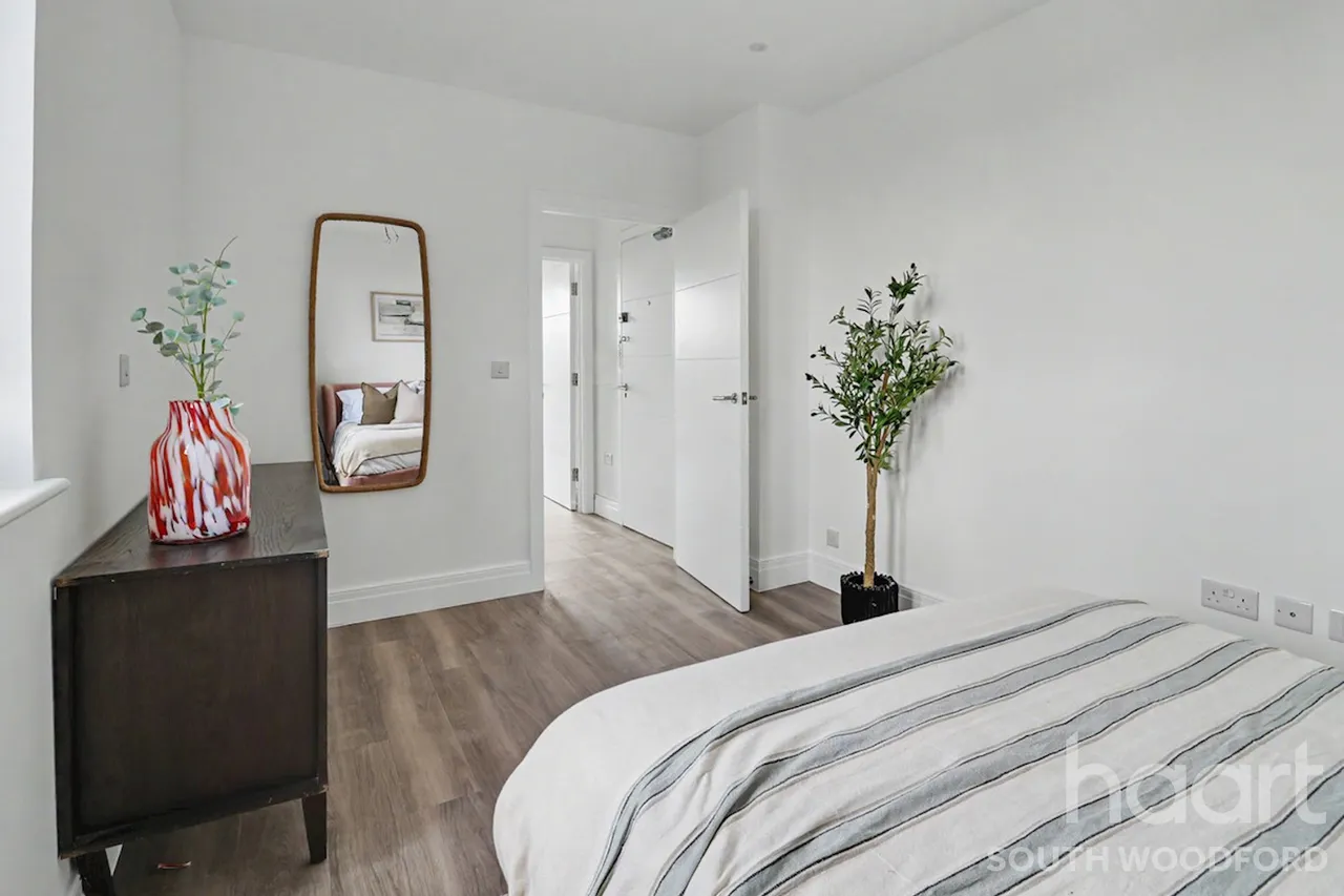 Churchfields, London, E18, photo 13