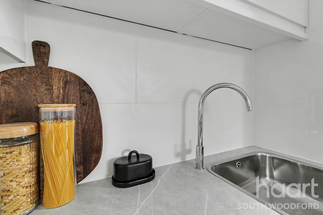 Churchfields, London, E18, photo 10