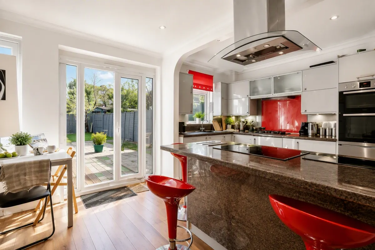 7 bed house to rent — George Crescent London N10