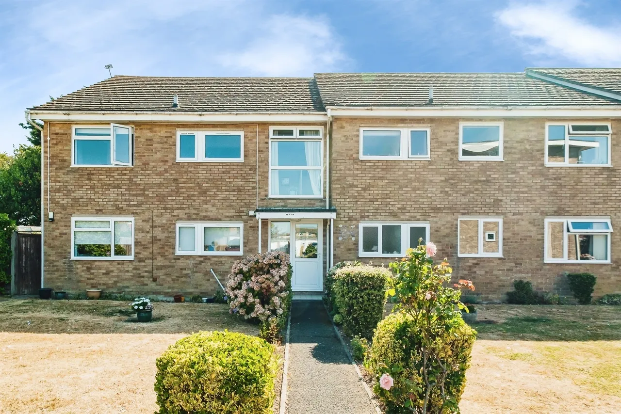 2 bed flat for sale, Fontwell Close, Rustington, BN16