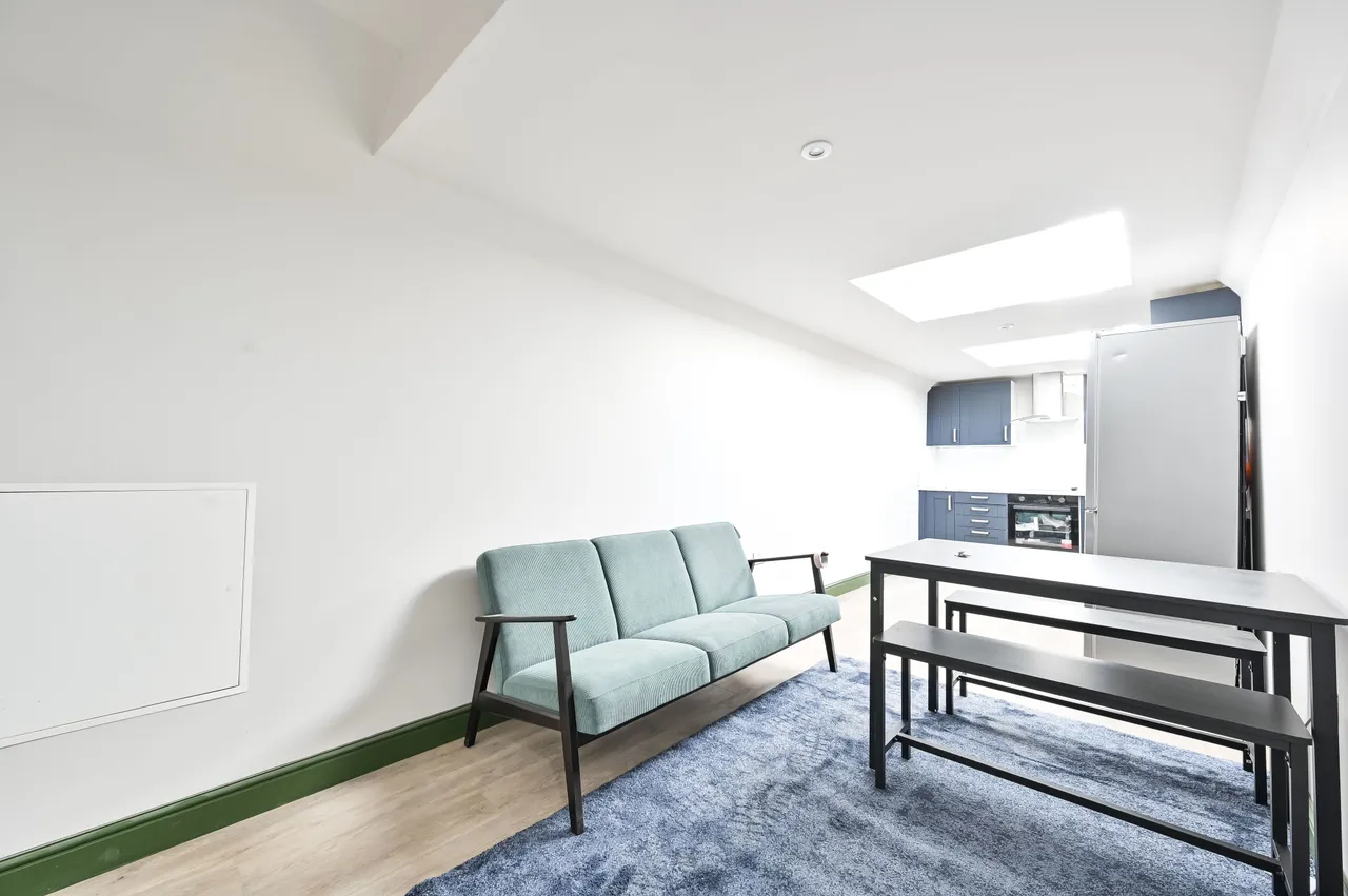 Room 1, Flat A, 152 Clapham High Street, London, photo 4