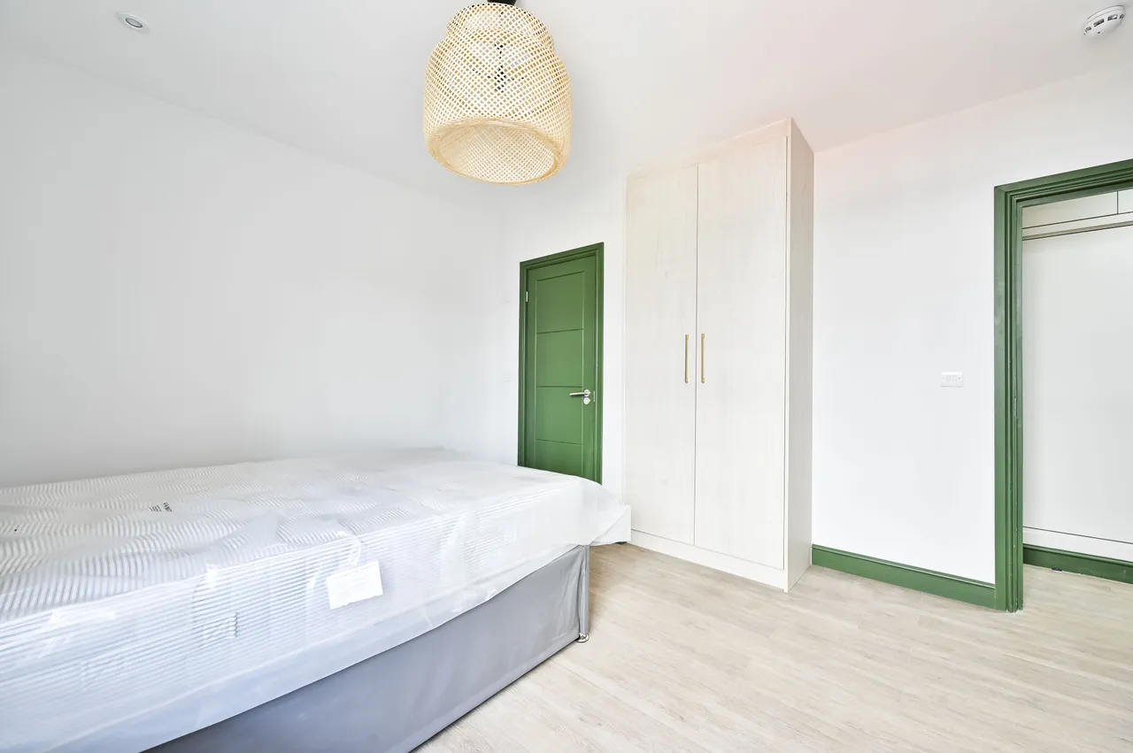 Room 1, Flat A, 152 Clapham High Street, London, photo 2