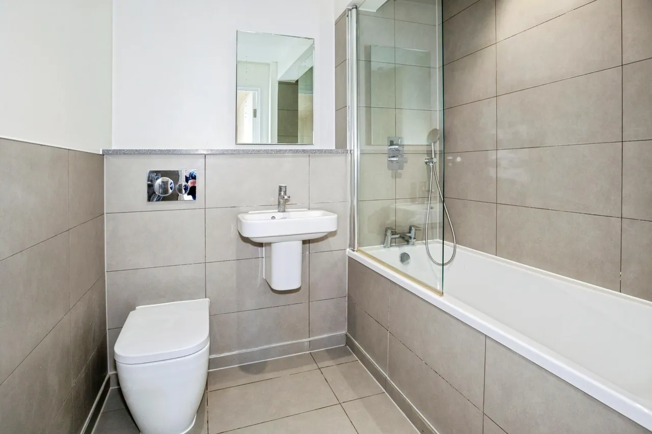 Bath Road, Slough, SL1, photo 8