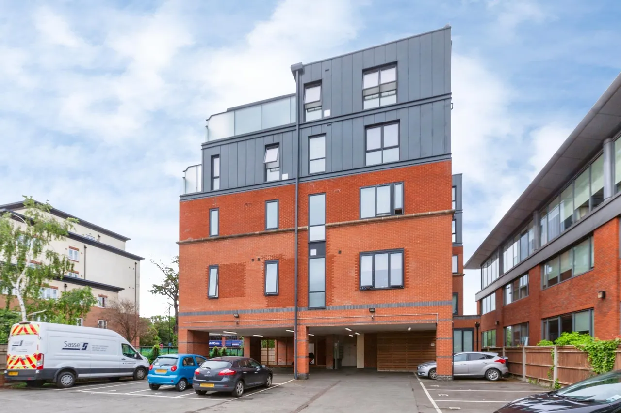 2 bed flat for sale, Bath Road, Slough, SL1