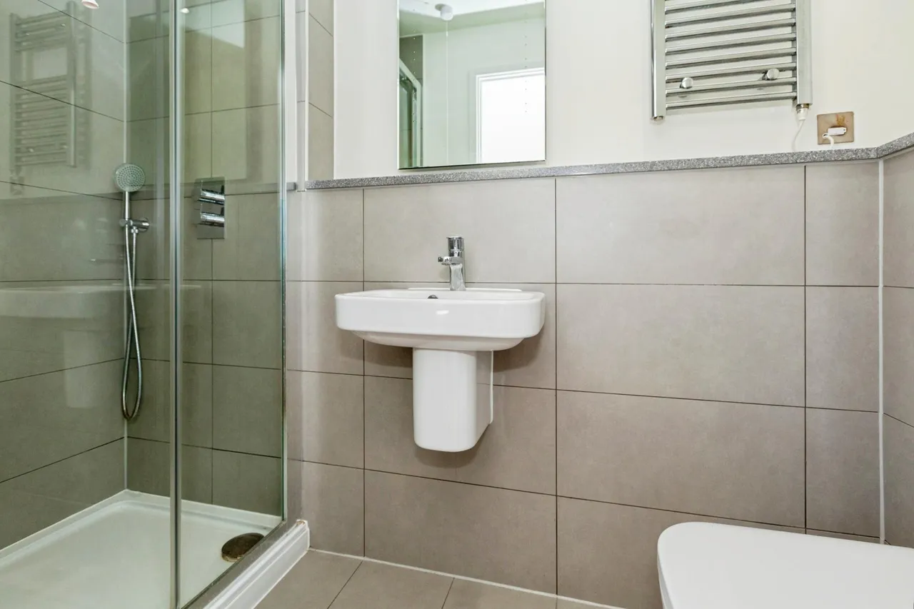 Bath Road, Slough, SL1, photo 12