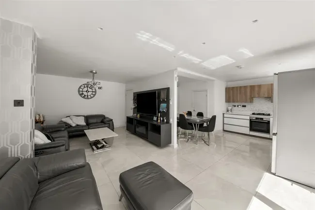 4 bed house for sale — Derby Road, Uxbridge