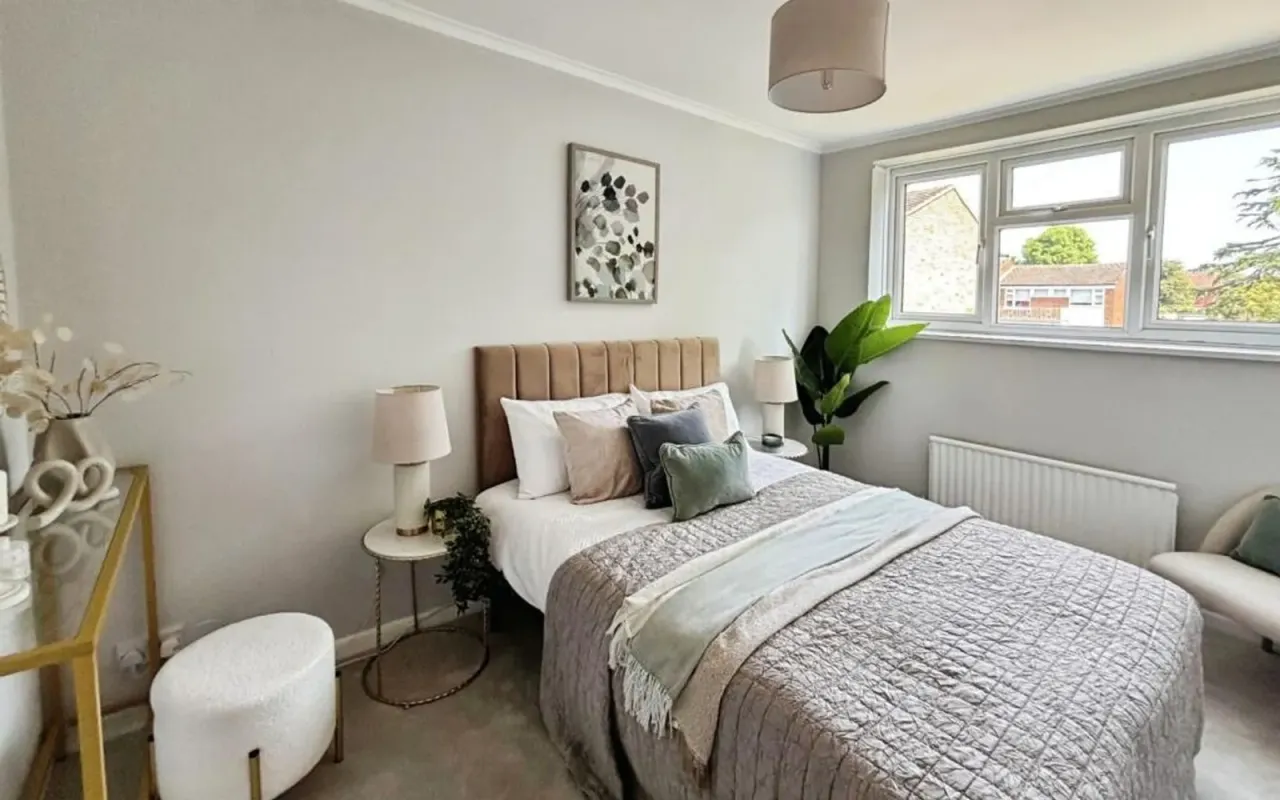Angus Close, Chessington, KT9, photo 8