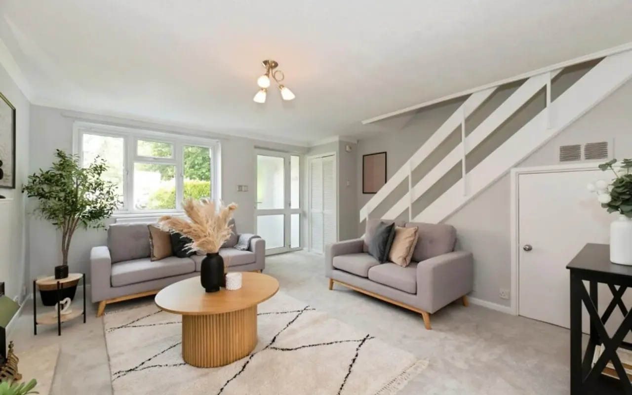 Angus Close, Chessington, KT9, photo 3
