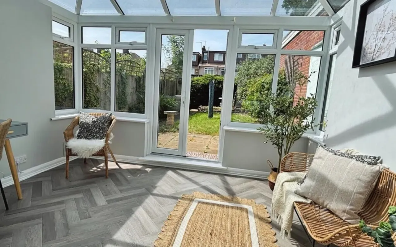 Angus Close, Chessington, KT9, photo 6