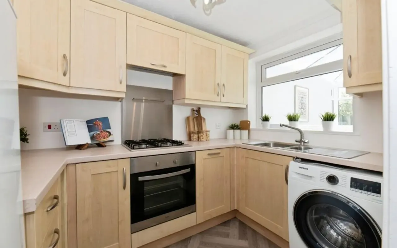 Angus Close, Chessington, KT9, photo 5