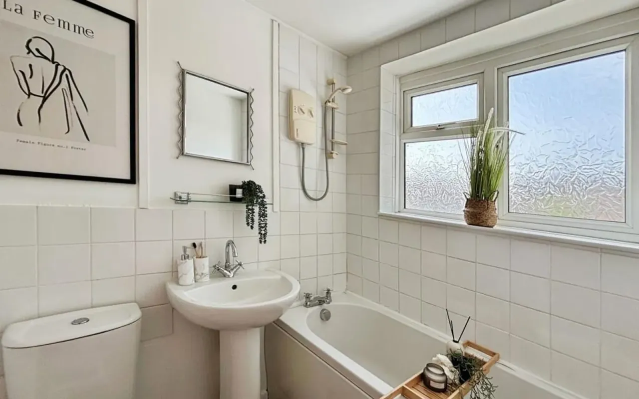 Angus Close, Chessington, KT9, photo 9