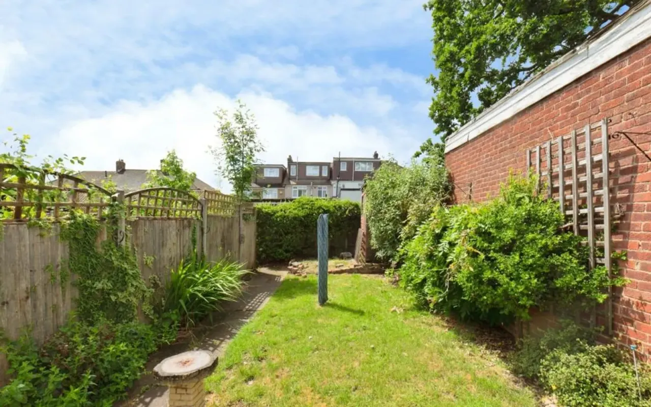 Angus Close, Chessington, KT9, photo 7
