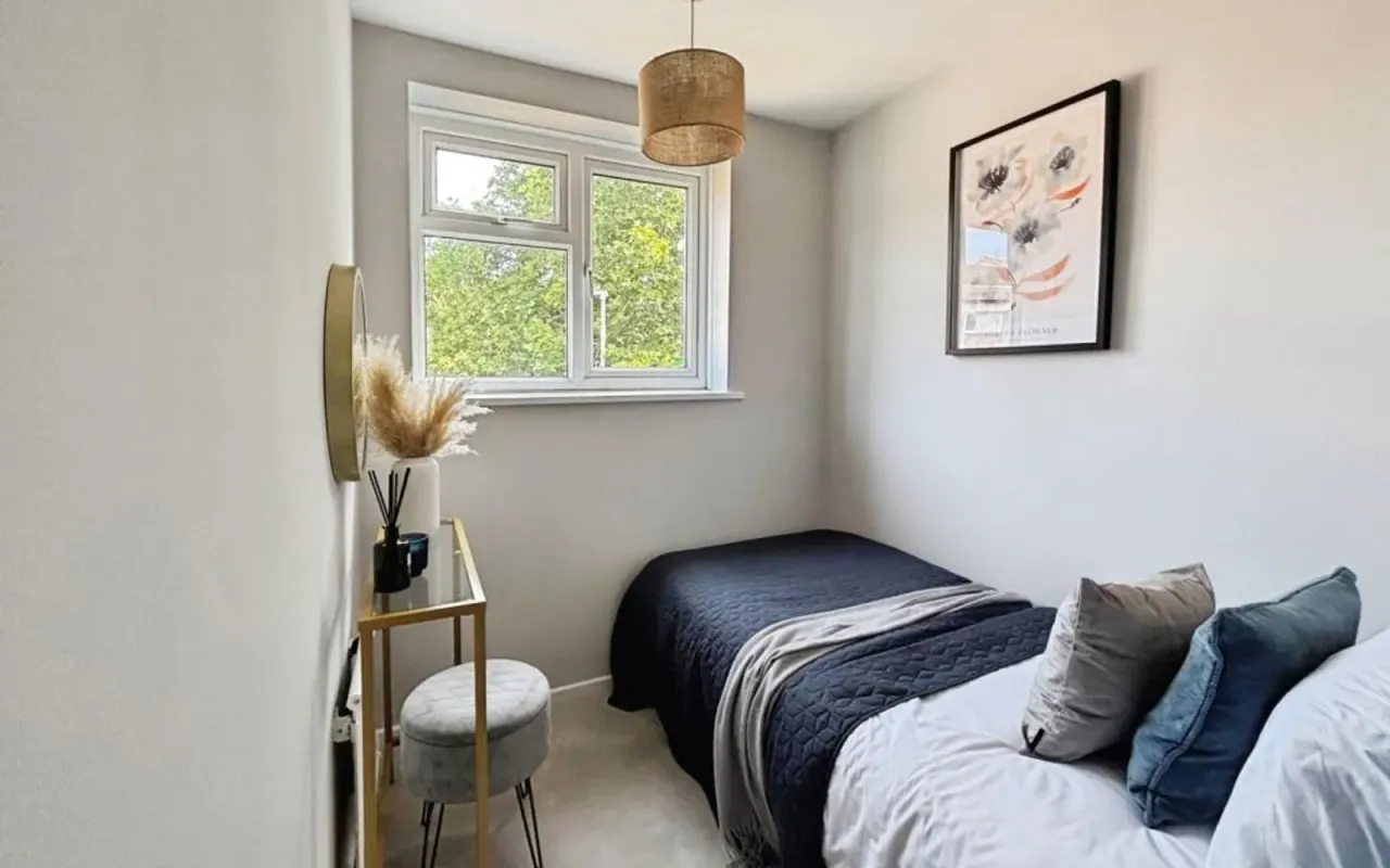Angus Close, Chessington, KT9, photo 11