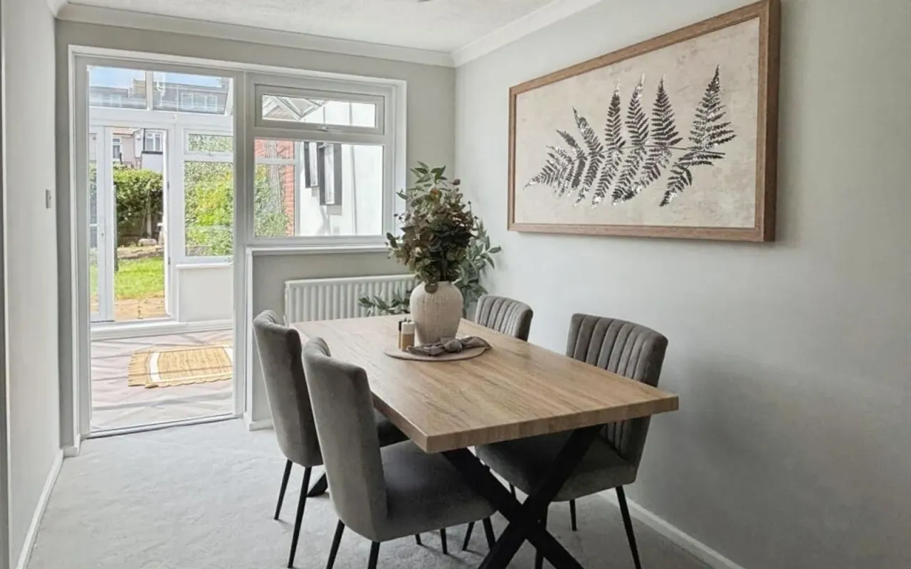 Angus Close, Chessington, KT9, photo 4