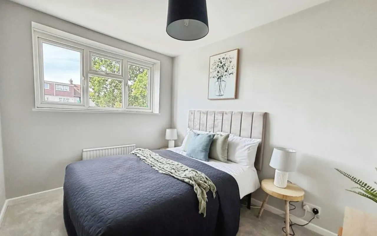 Angus Close, Chessington, KT9, photo 10