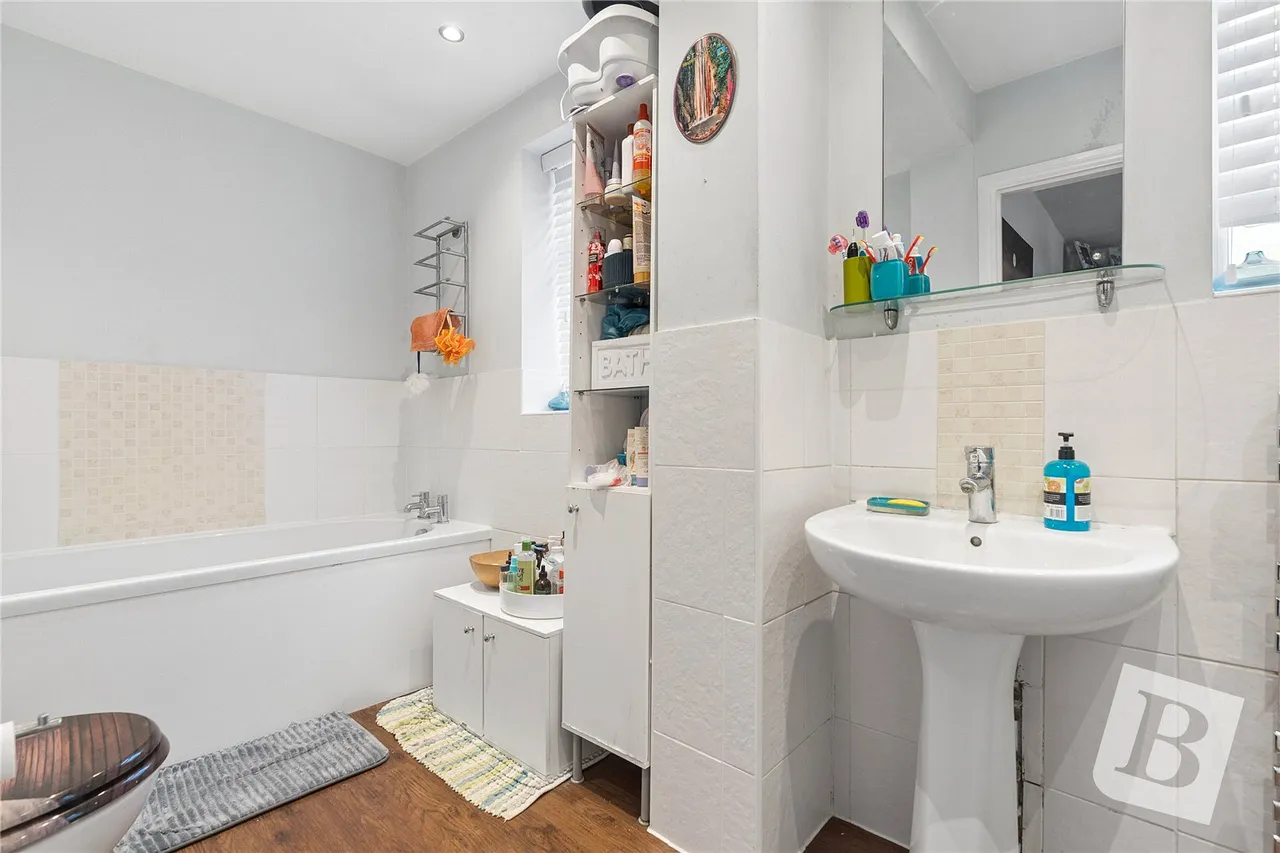 Heaton Close, Harold Hill, RM3, photo 5