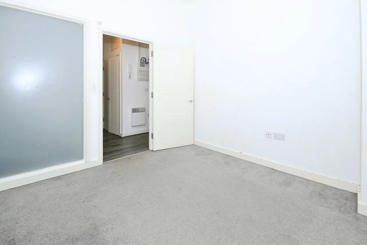 Vicarage Farm Road, Peterborough, Cambridgeshire, PE1, photo 2