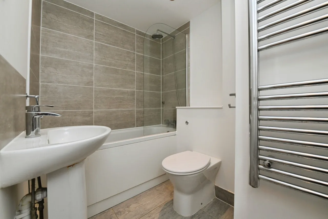 Roberts Road, Basildon, Essex, SS15, photo 4