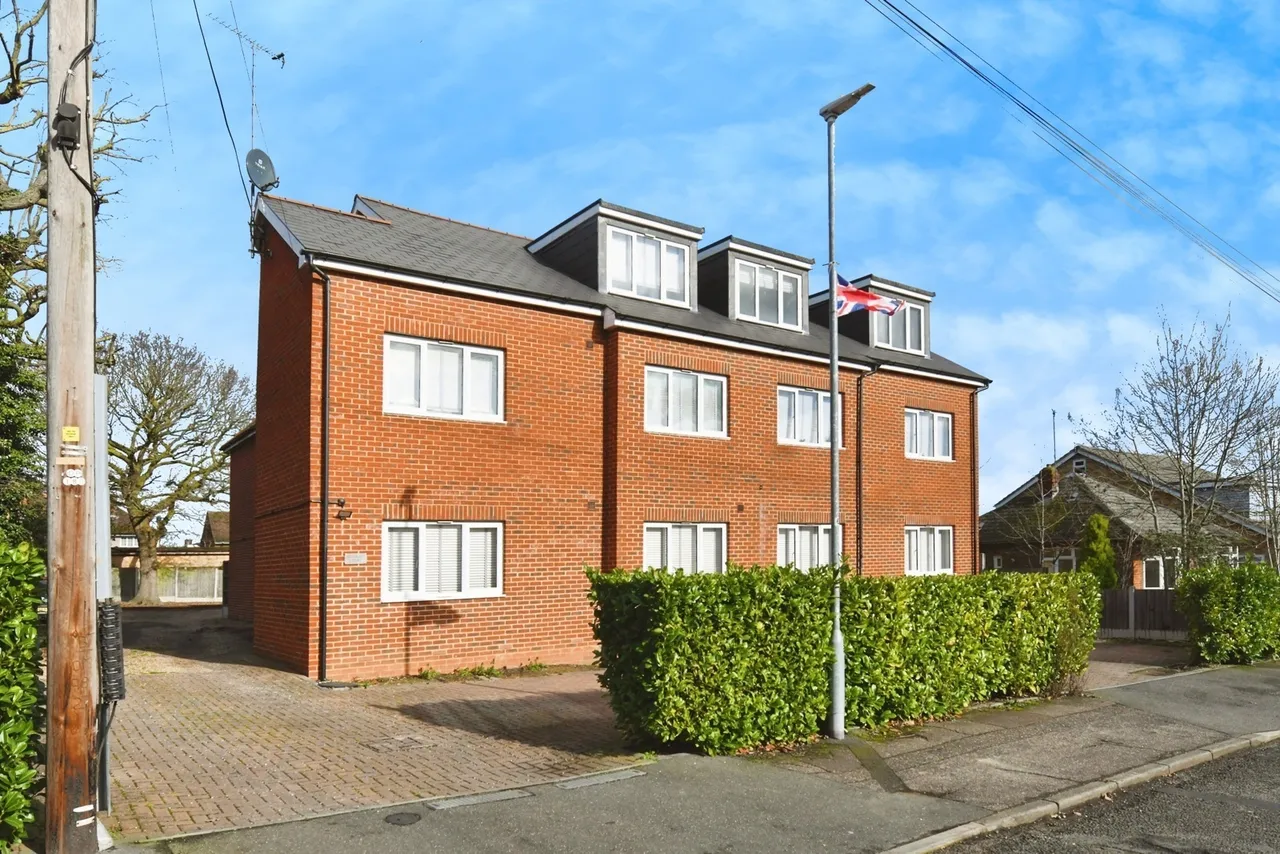 2 bed flat for sale — Roberts Road, Basildon, Essex, SS15