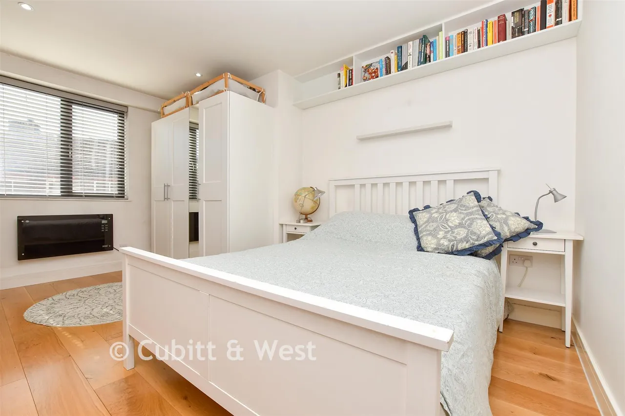 North Street, Leatherhead, KT22, photo 3