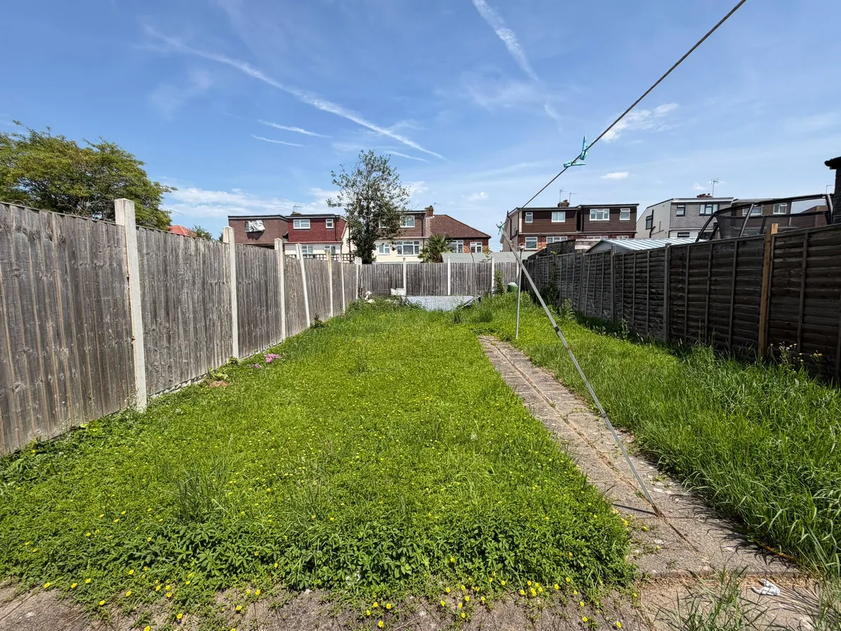 Uxbridge, UB10, photo 19