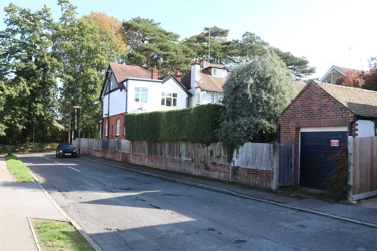 Reigate Road, Leatherhead, KT22, photo 2