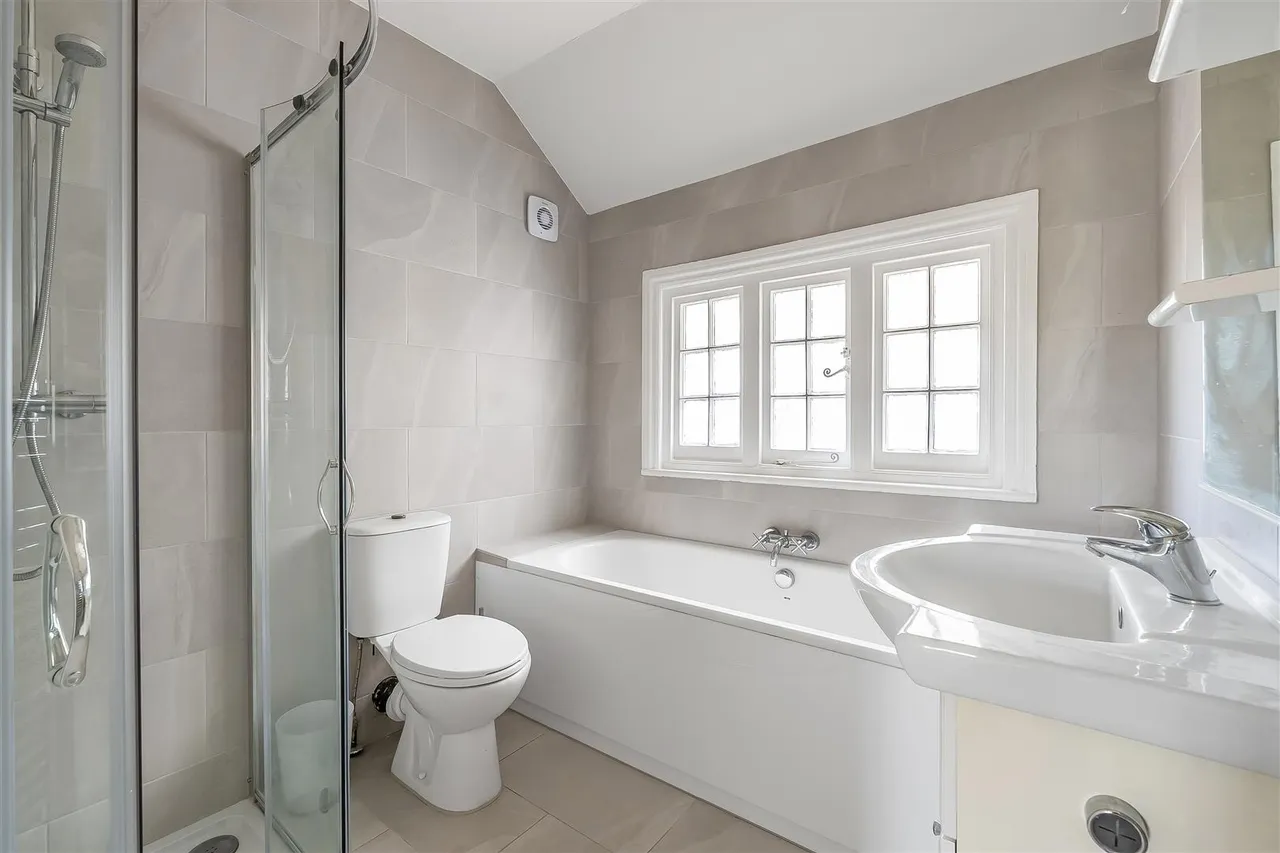 Reigate Road, Leatherhead, KT22, photo 4