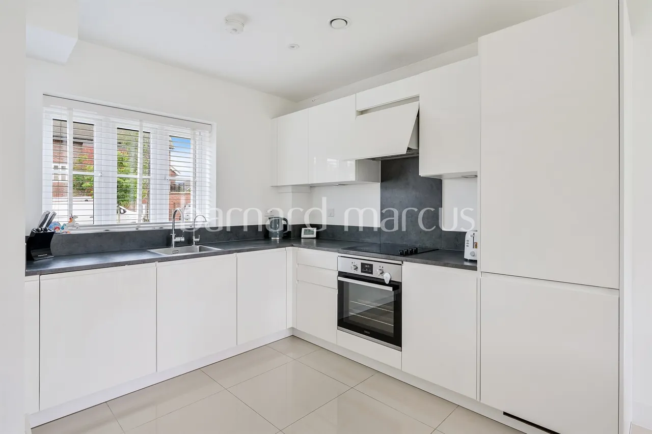 Isabella Walk, Tadworth, photo 3