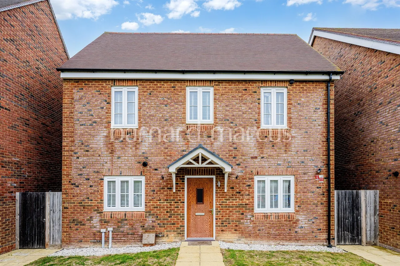 3 bed house for sale — Isabella Walk, Tadworth