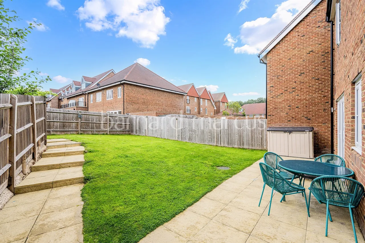 Isabella Walk, Tadworth, photo 12