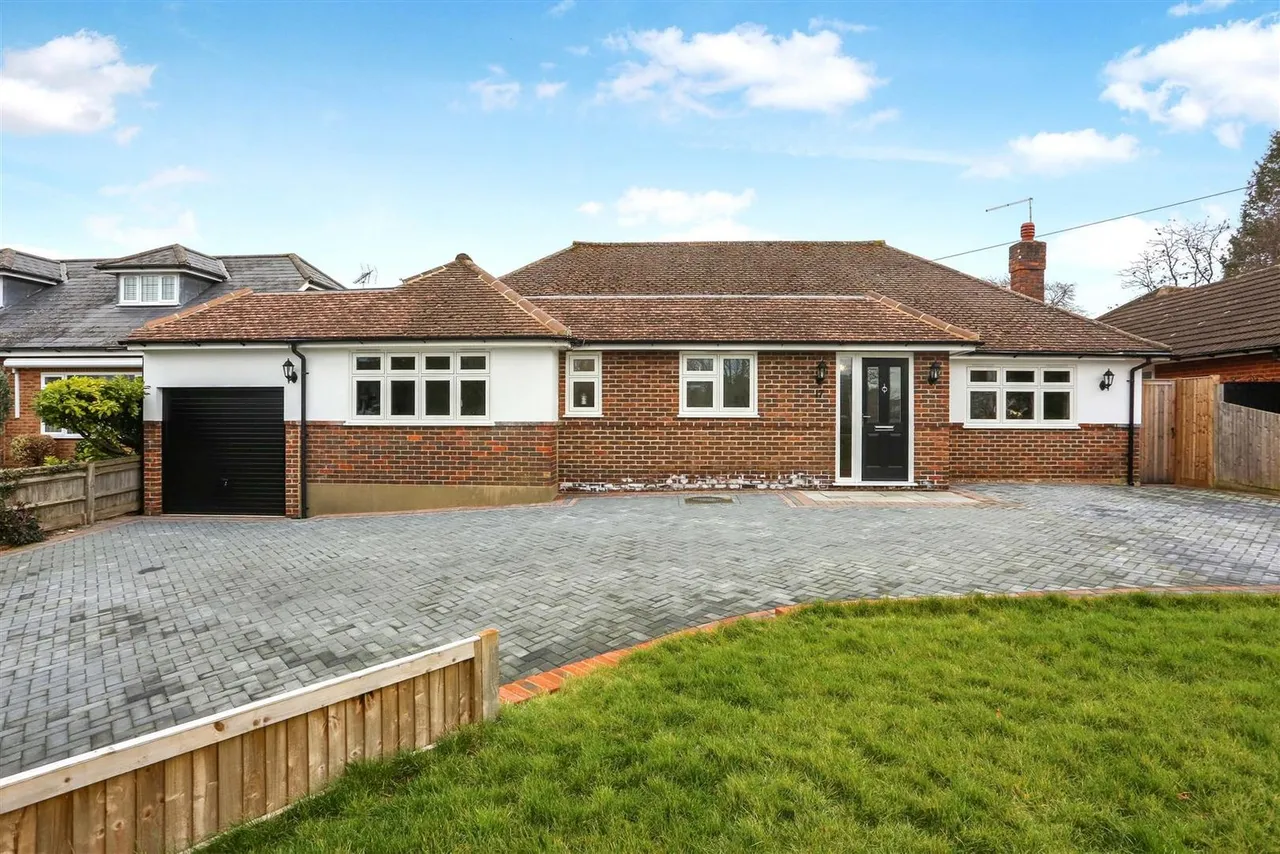 3 bed house for sale — Sandy Lane, Cheam, Surrey, SM2 7NU