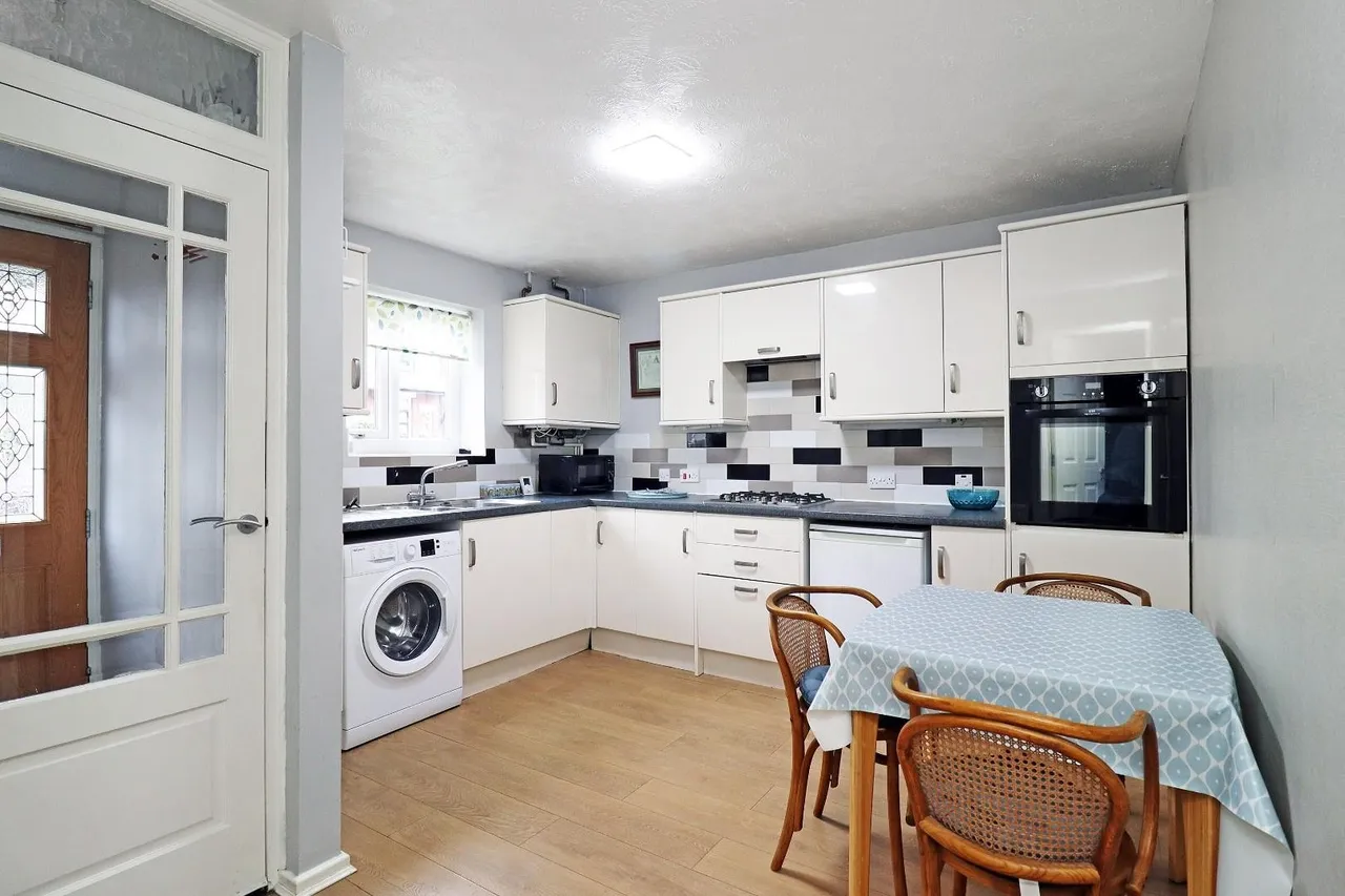 Abbotsford Grove, Timperley, Cheshire WA14 5AZ, photo 2