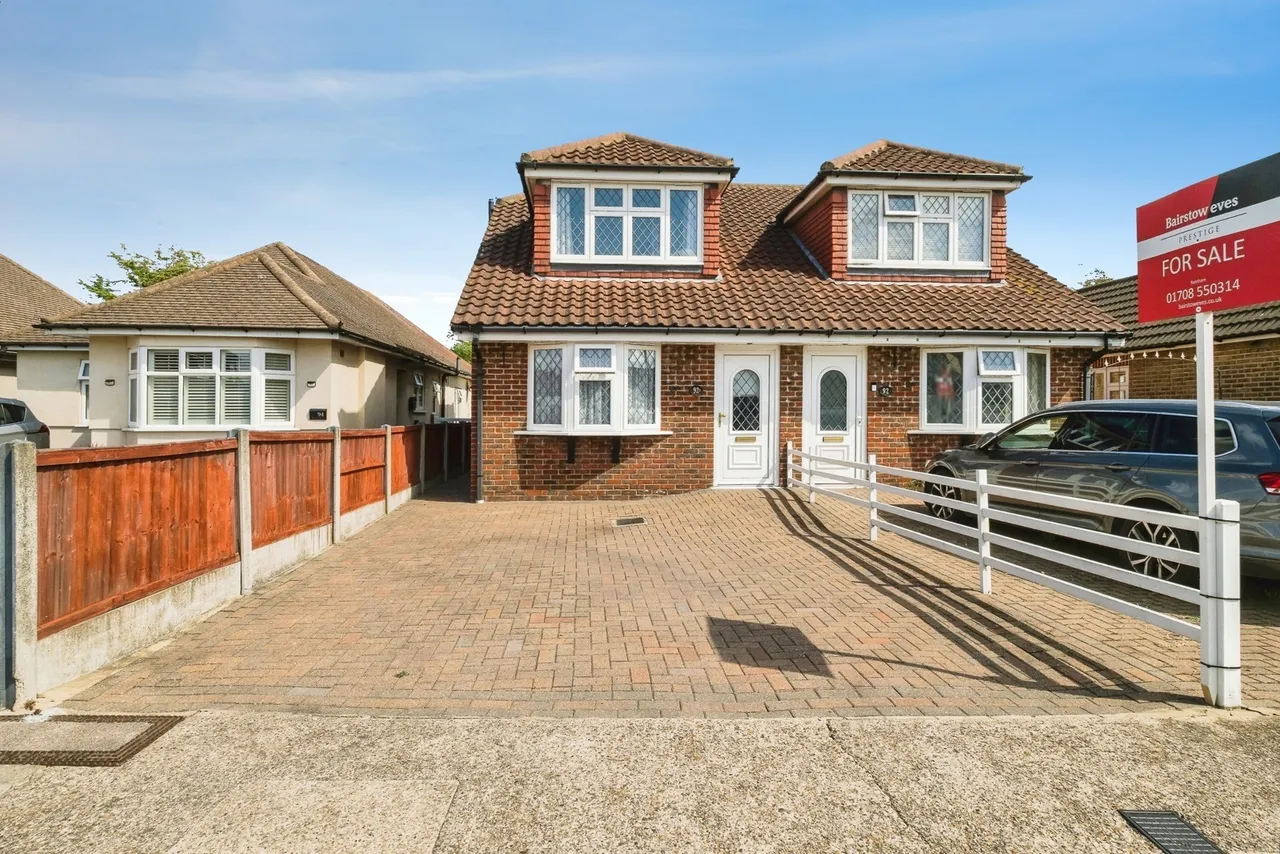3 bed house for sale — Briscoe Road, Rainham, RM13