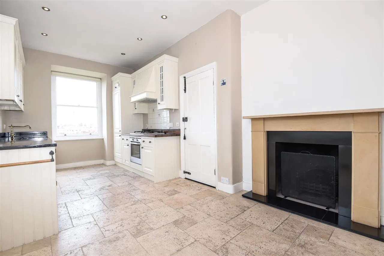 3 bed flat to rent, Castelnau, Barnes, SW13