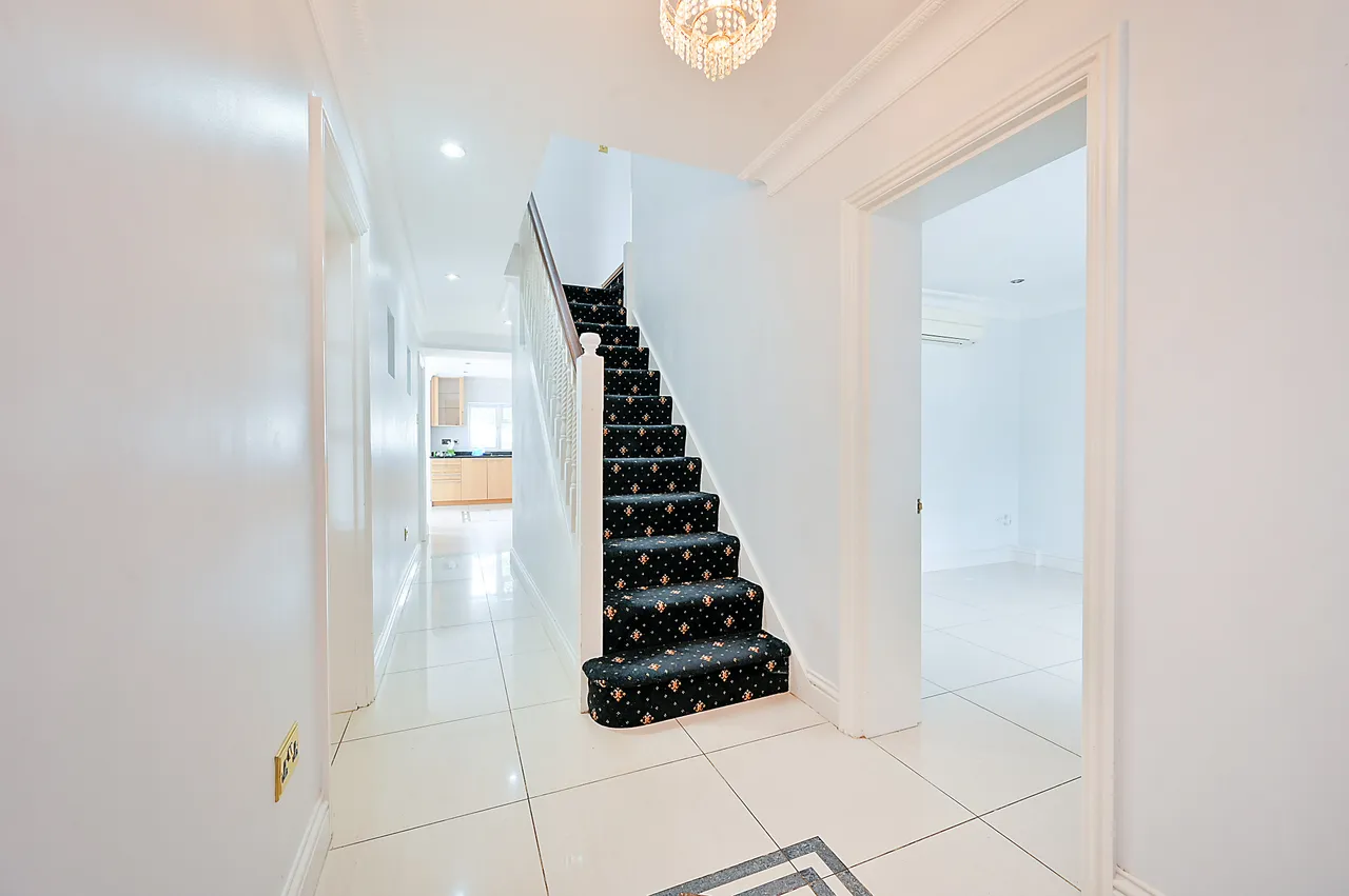 2 Hampton Court Avenue, East Molesey, photo 10