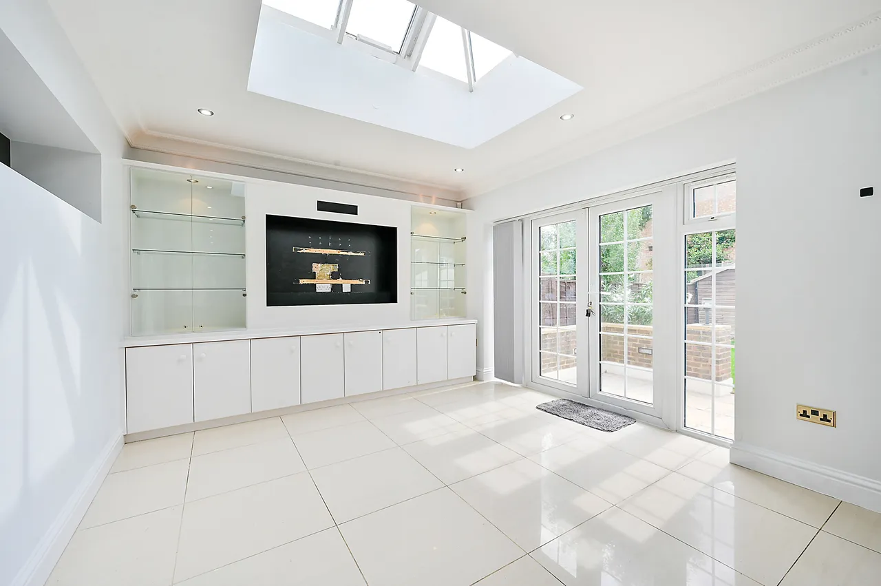 2 Hampton Court Avenue, East Molesey, photo 4