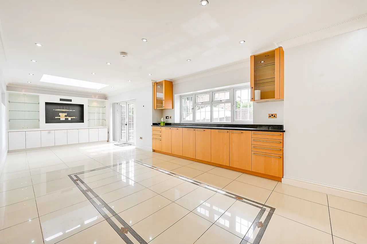 2 Hampton Court Avenue, East Molesey, photo 2
