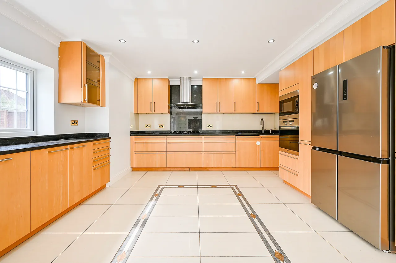 2 Hampton Court Avenue, East Molesey, photo 3