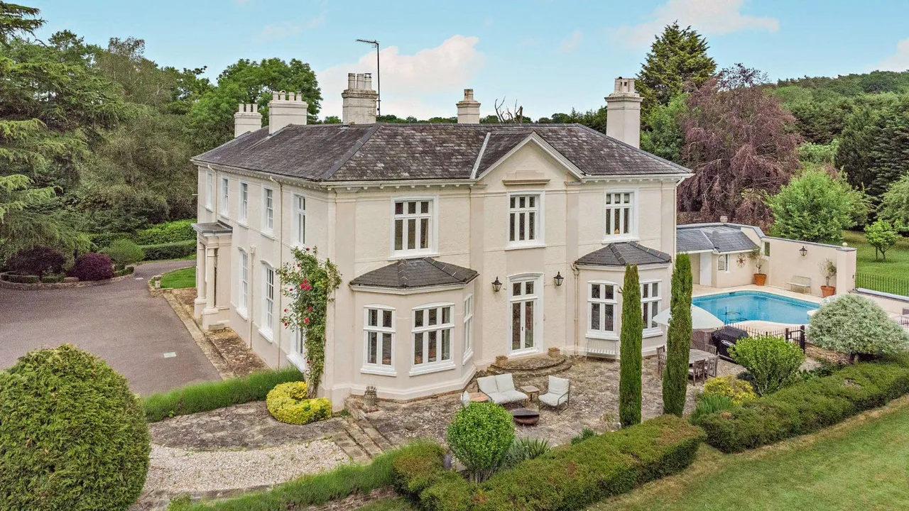 6 bed house for sale — Bognor Road, Broadbridge Heath, Horsham, West Sussex, RH12 3PT