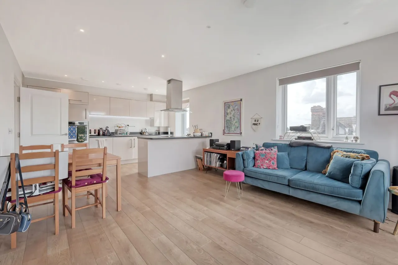2 bed flat for sale — Locke House, High Road Leyton, E10