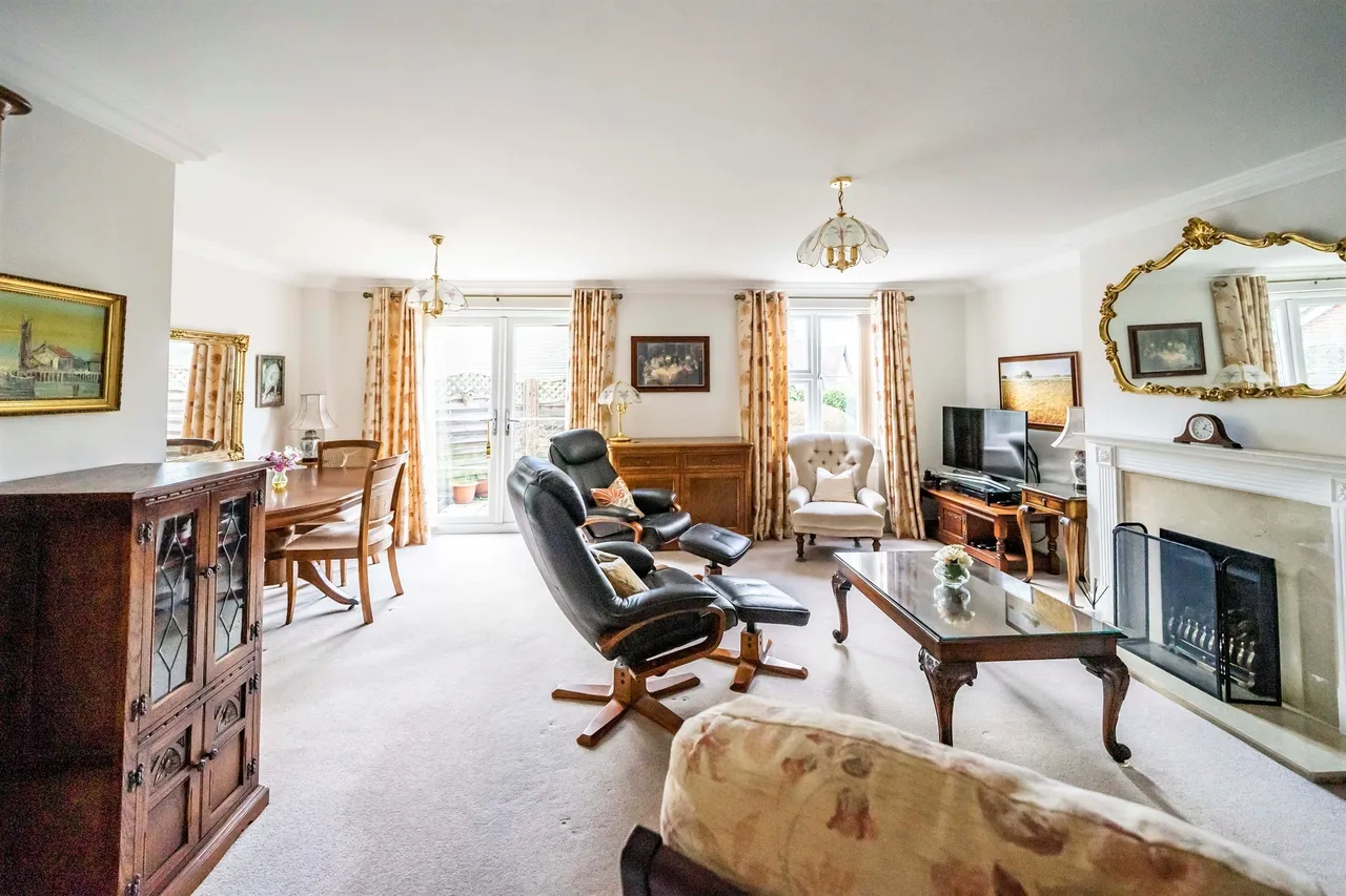Dunsley Place, Tring, HP23, photo 2