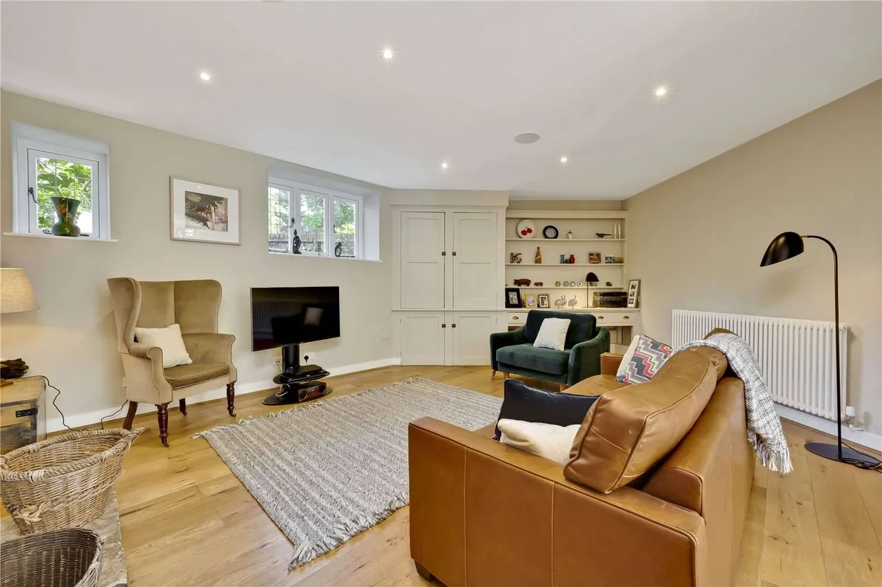 Lodge Hill Road, Lower Bourne, Farnham, Surrey, GU10 3RD, photo 6