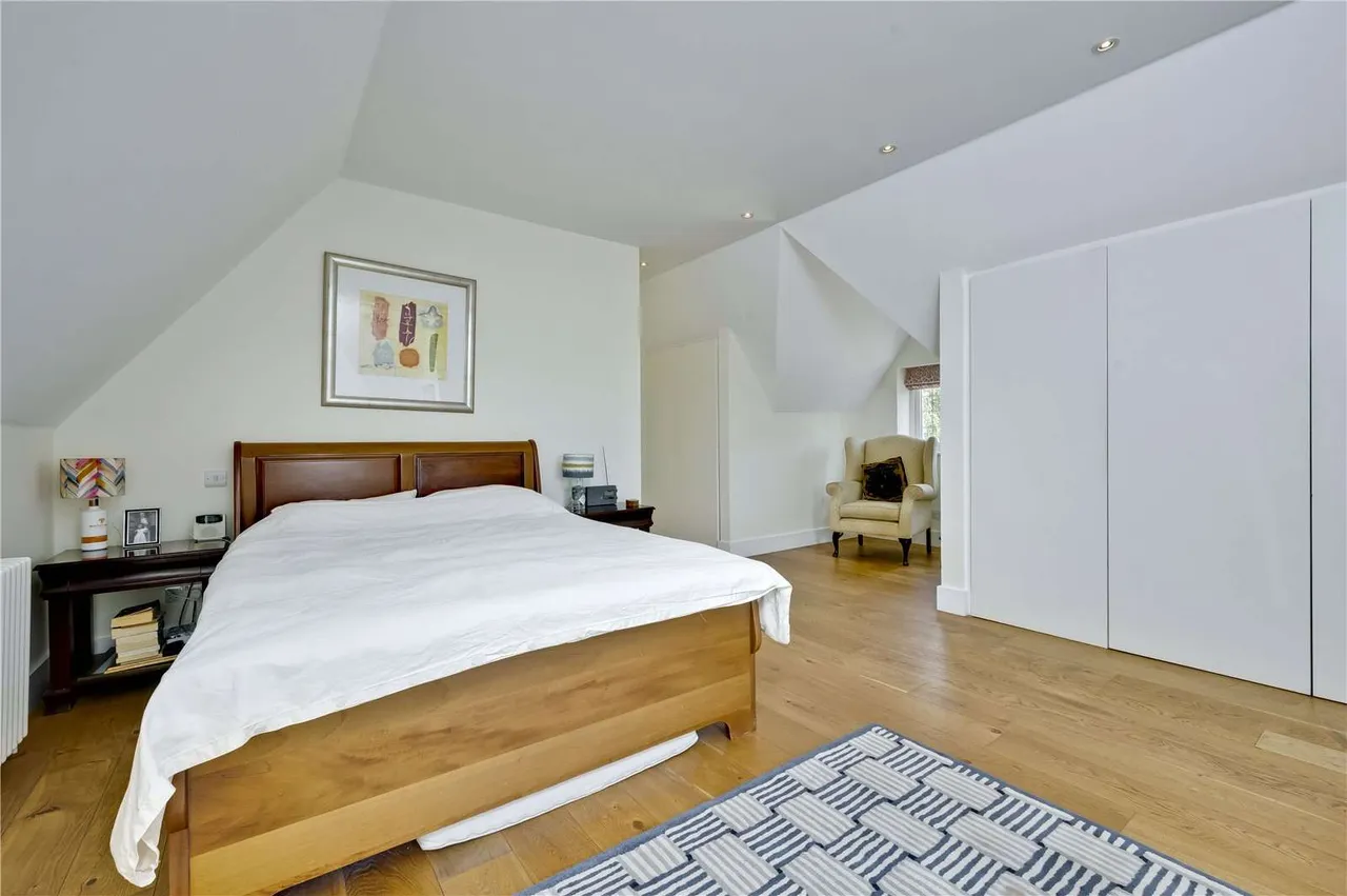 Lodge Hill Road, Lower Bourne, Farnham, Surrey, GU10 3RD, photo 10
