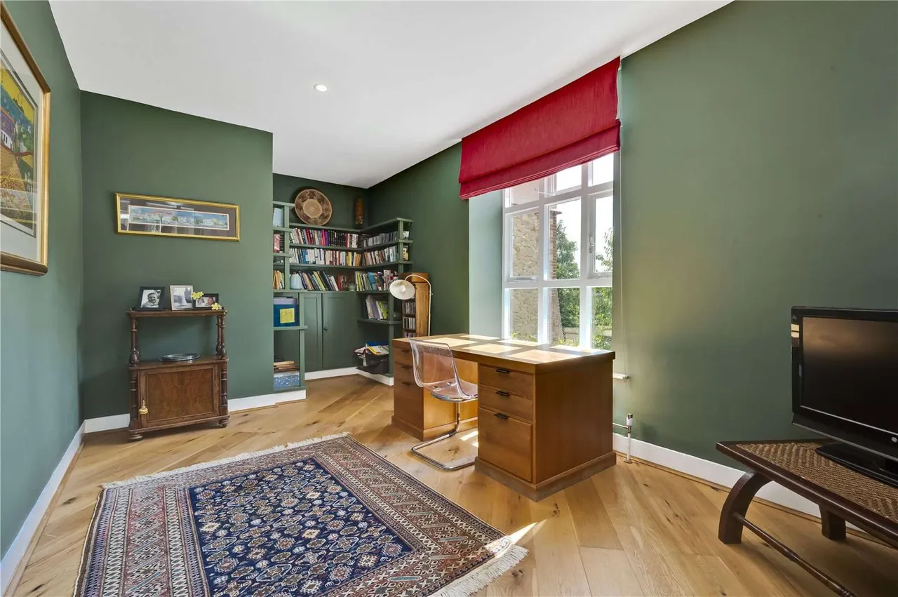 Lodge Hill Road, Lower Bourne, Farnham, Surrey, GU10 3RD, photo 4