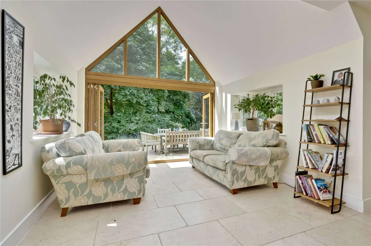 Lodge Hill Road, Lower Bourne, Farnham, Surrey, GU10 3RD, photo 2