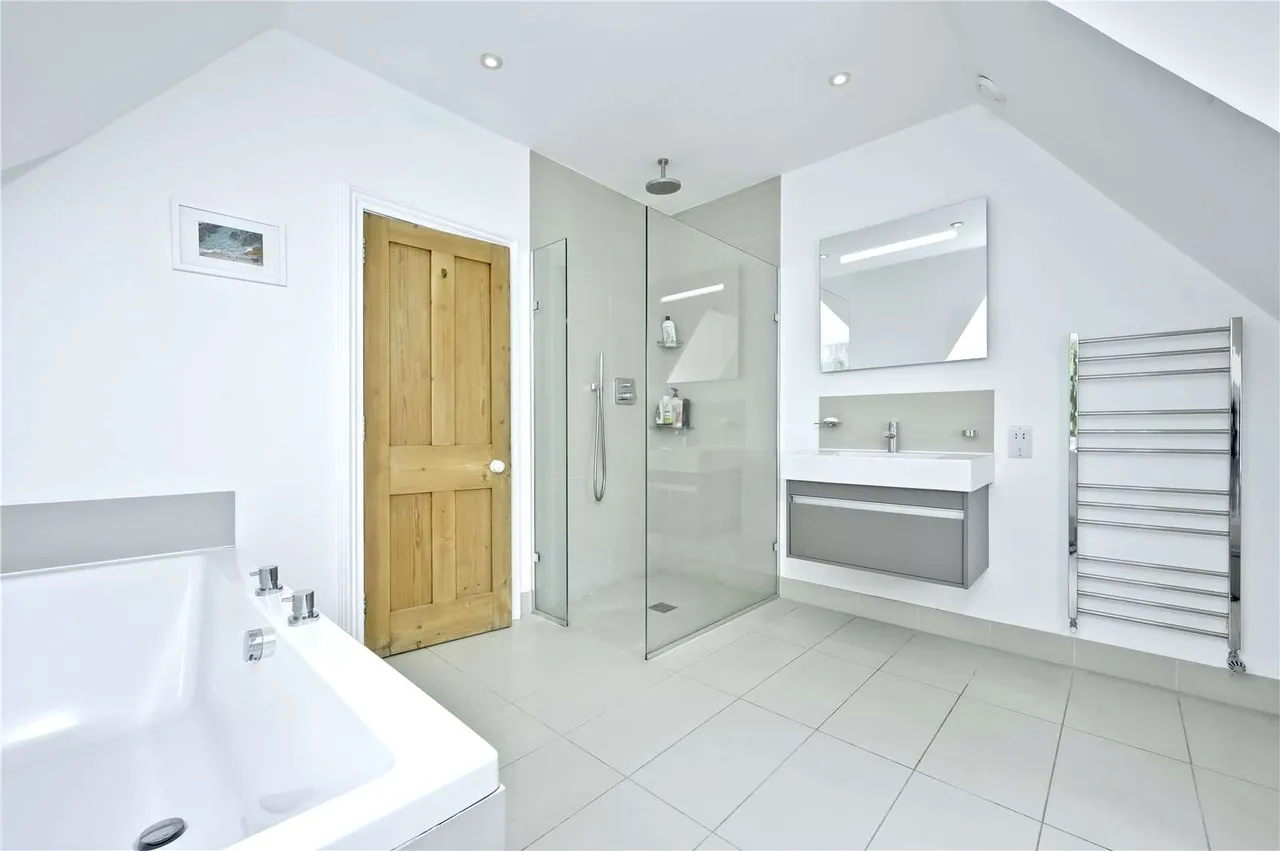 Lodge Hill Road, Lower Bourne, Farnham, Surrey, GU10 3RD, photo 11