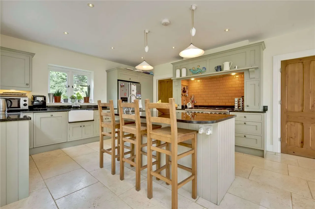 Lodge Hill Road, Lower Bourne, Farnham, Surrey, GU10 3RD, photo 5