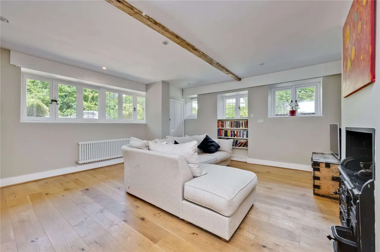 Lodge Hill Road, Lower Bourne, Farnham, Surrey, GU10 3RD, photo 9