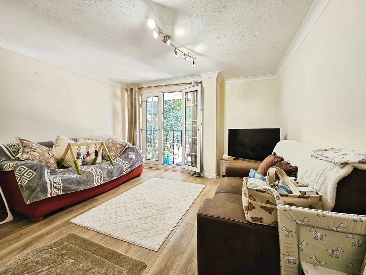 2 bed flat to rent, Waters Drive, Staines-upon-Thames, TW18