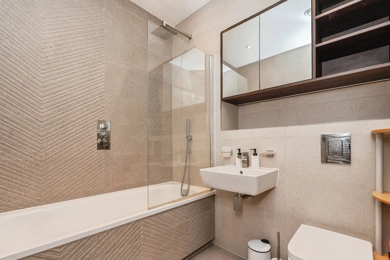 Albert Drive, Woking, GU21, photo 4